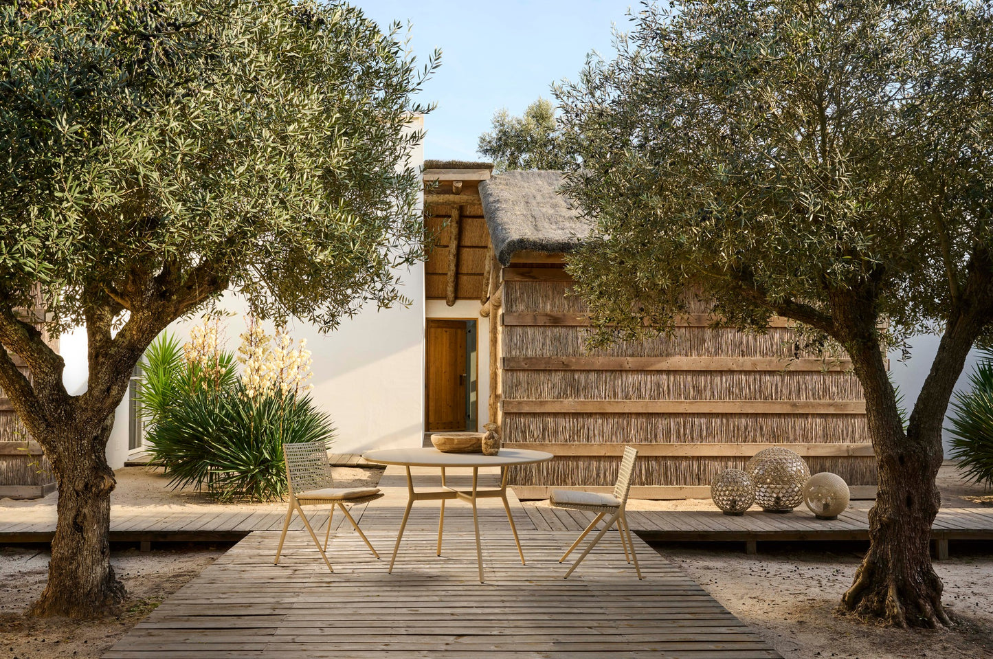 BRANCH 31.5 INCH ROUND DINING TABLE / PC ALUMINUM