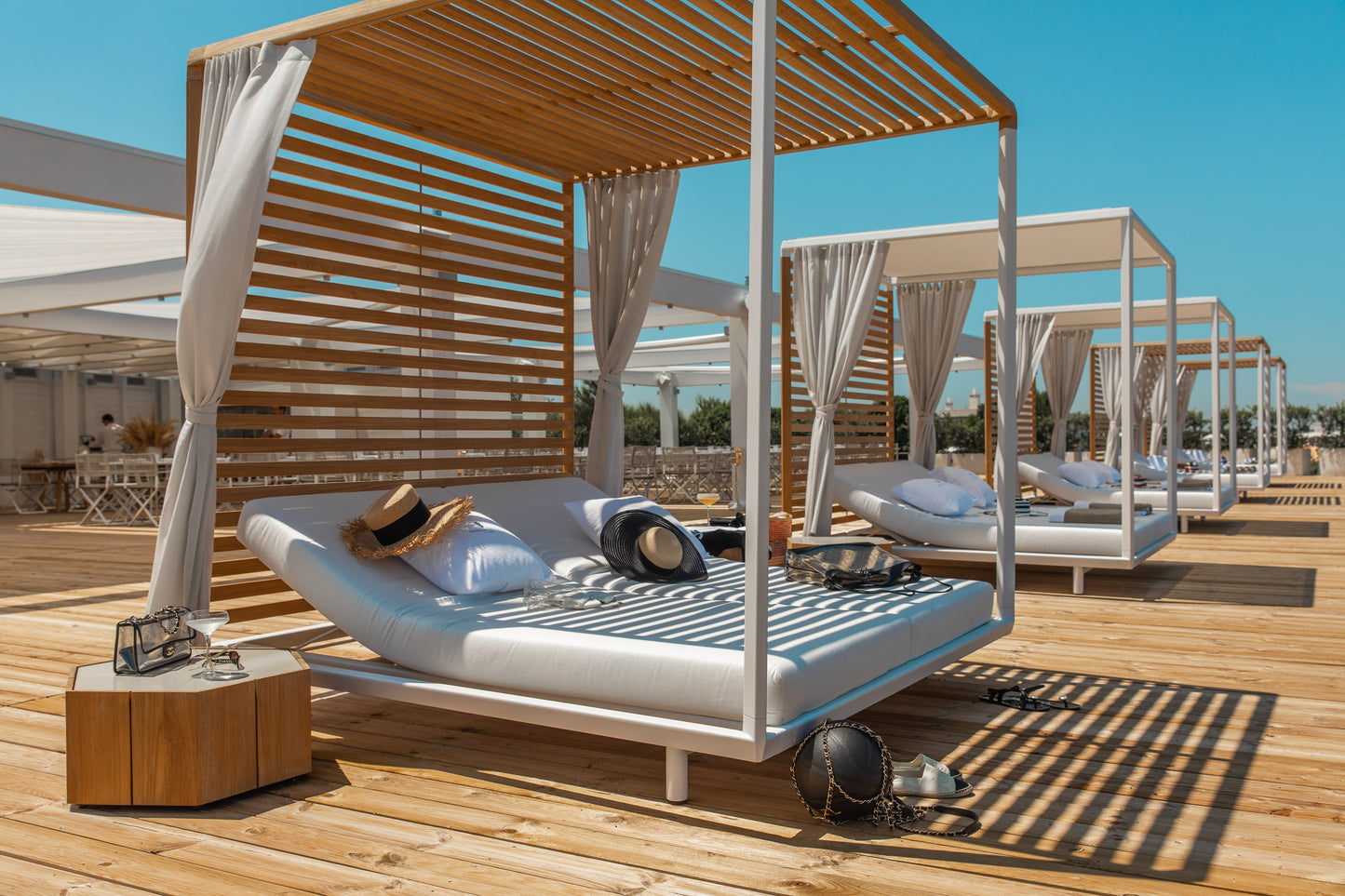 PAVILION 83x86 DAYBED/MOVABLE SUNSCAPE ROOF, D CUSHIONS - Kolo Collection