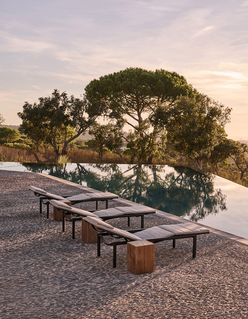 ILLUM LOUNGER CHAISE / ALUMINUM / BATYLINE